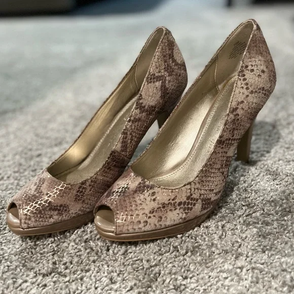 Anne Klein Peep Toe Heels (Size 7.5) - Picture 3 of 4